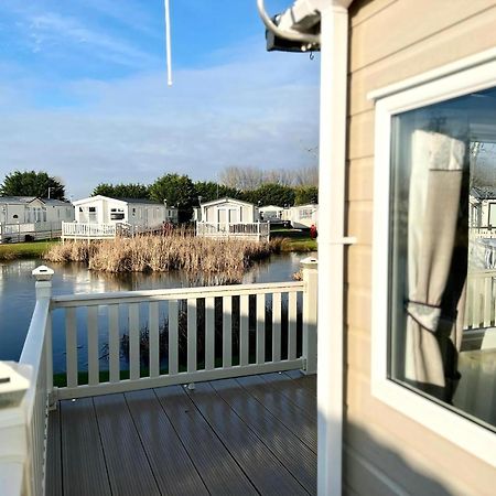 סקגנס Stunning Caravan With Full Lake View At Southview Holiday Park Ref 33004Ml מראה חיצוני תמונה