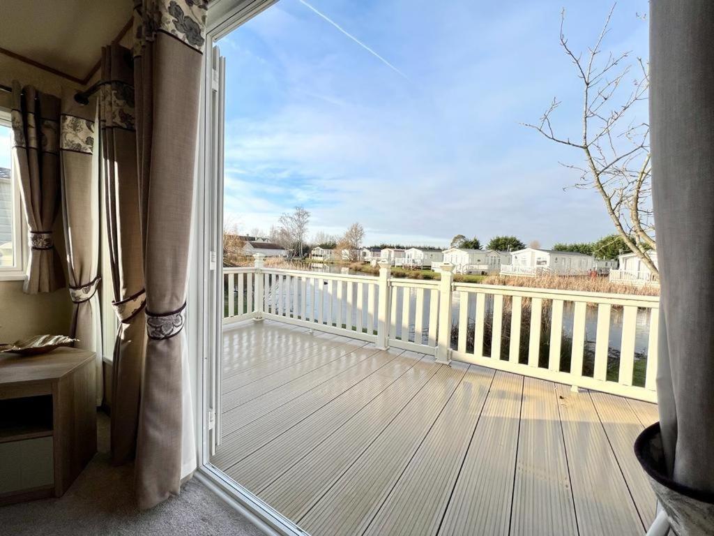 סקגנס Stunning Caravan With Full Lake View At Southview Holiday Park Ref 33004Ml מראה חיצוני תמונה